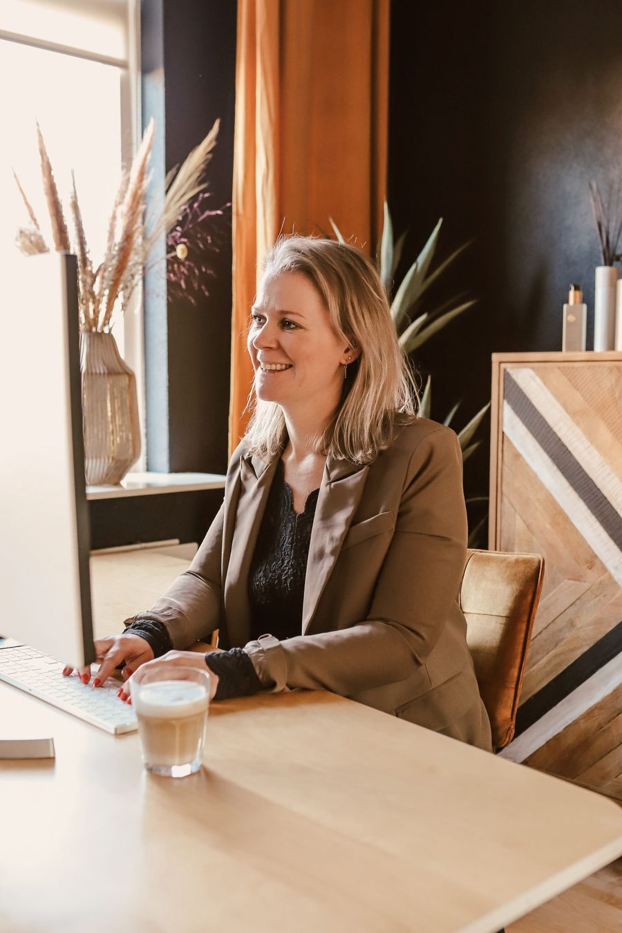 Ellen Kolkman achter haar computer