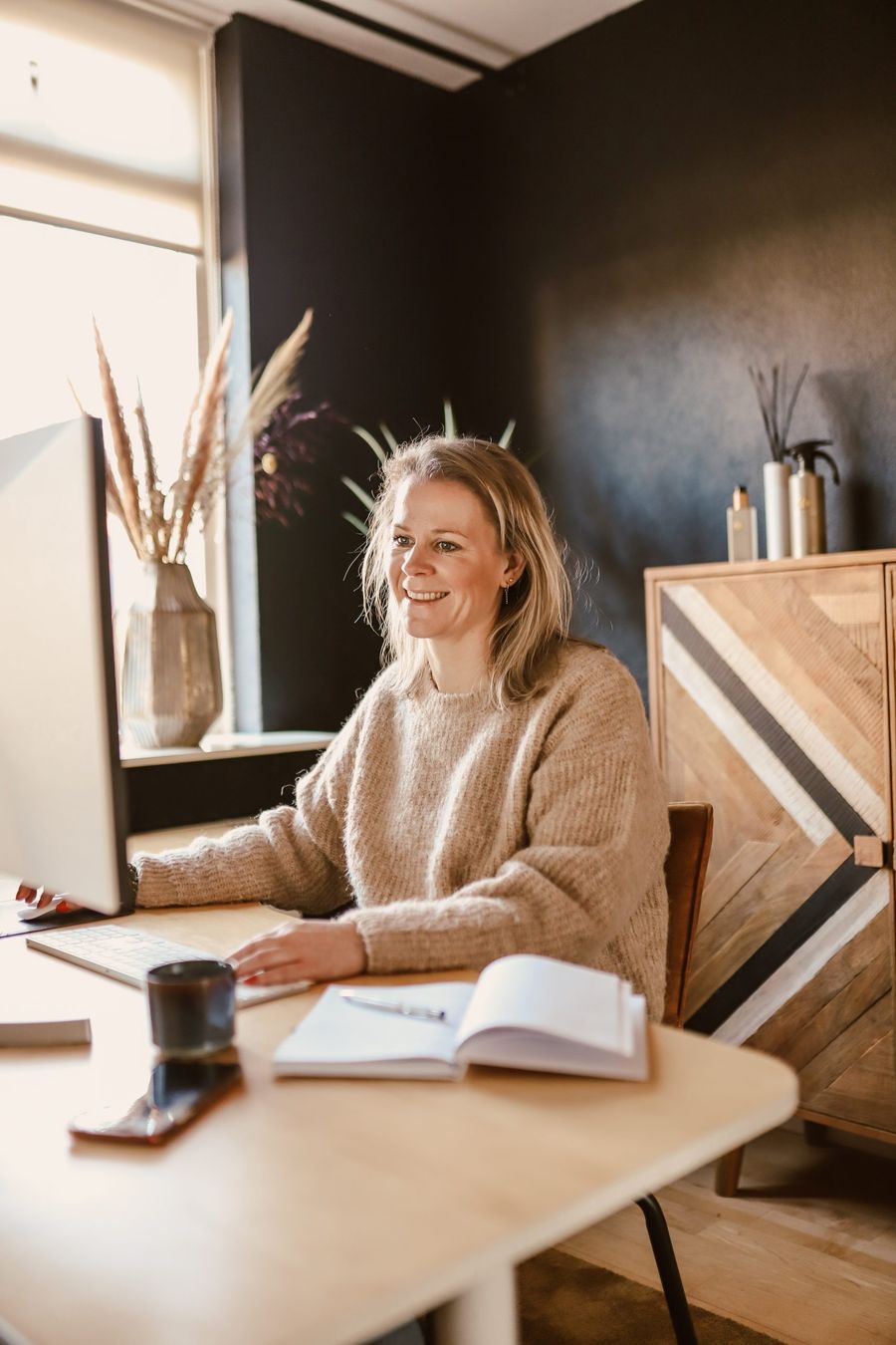 Ellen Kolkman aan het werk aan haar bureau